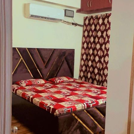 Divine Comfort Stay Room With Attached Bathroom Ноида Екстериор снимка