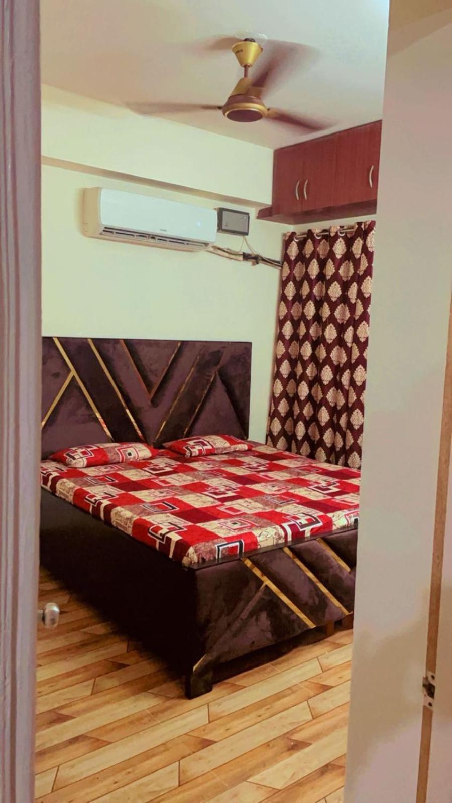 Divine Comfort Stay Room With Attached Bathroom Ноида Екстериор снимка